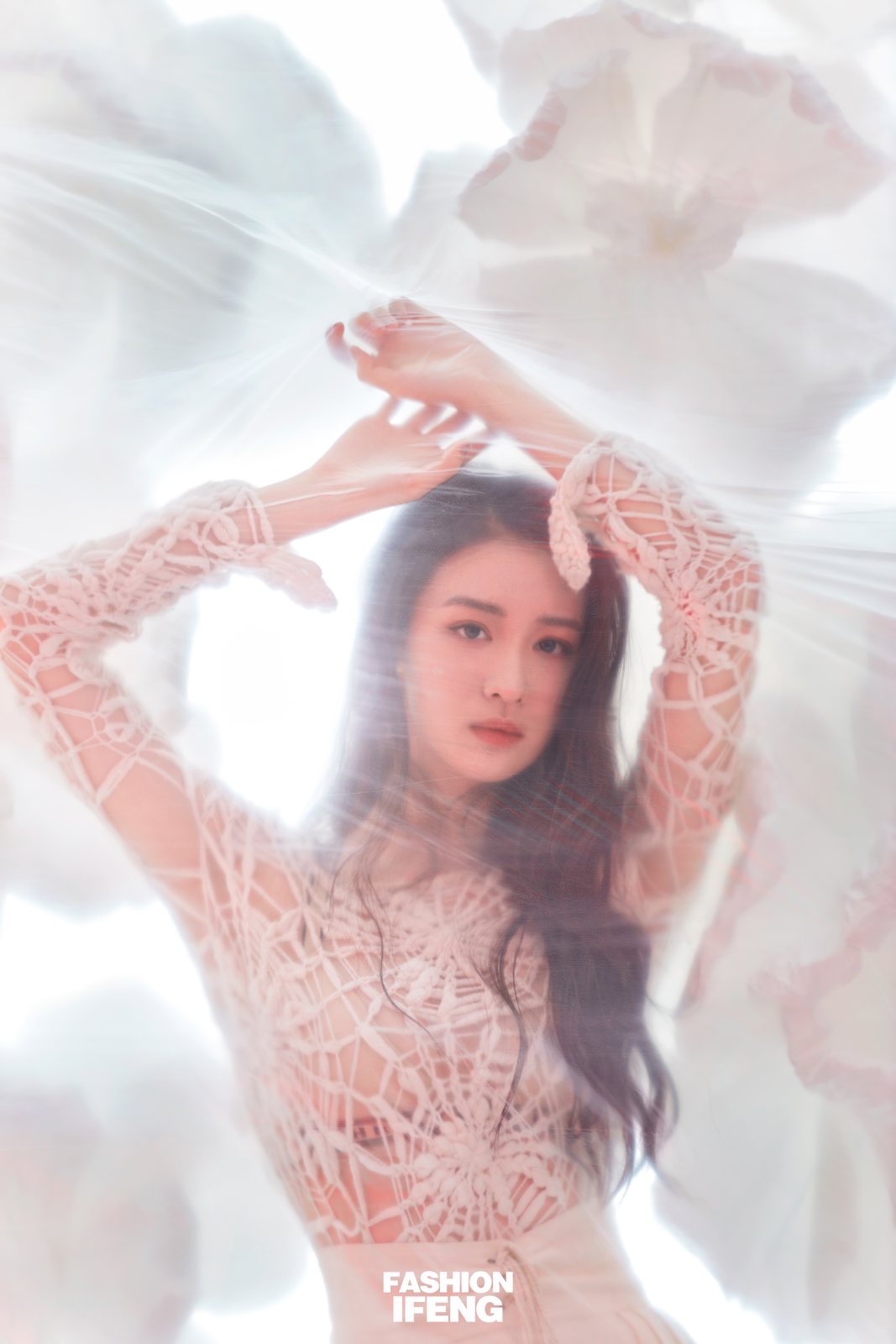 王楚然朦胧感花间大片释出 氛围感美女上线