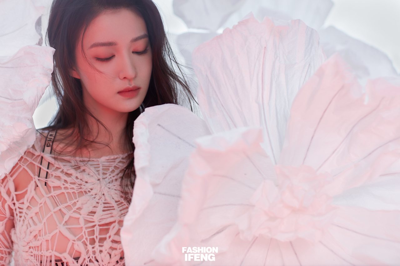 王楚然朦胧感花间大片释出 氛围感美女上线